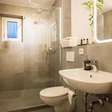 Bright - Double 3 Bedroom - 2 Kitchen - Parking