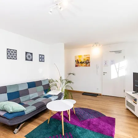 Bright - Double 3 Bedroom - 2 Kitchen - Parking *